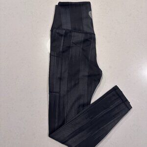 NWT Love Her Shimmer/Metallic Black/Grey Leggings, Size Medium